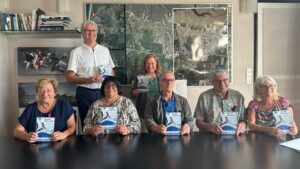 Le 1er adjoint du MAire de Gujan-Mestras et le Conseil des Sages, présentent leur nouveau guide de découverte de La Hume.