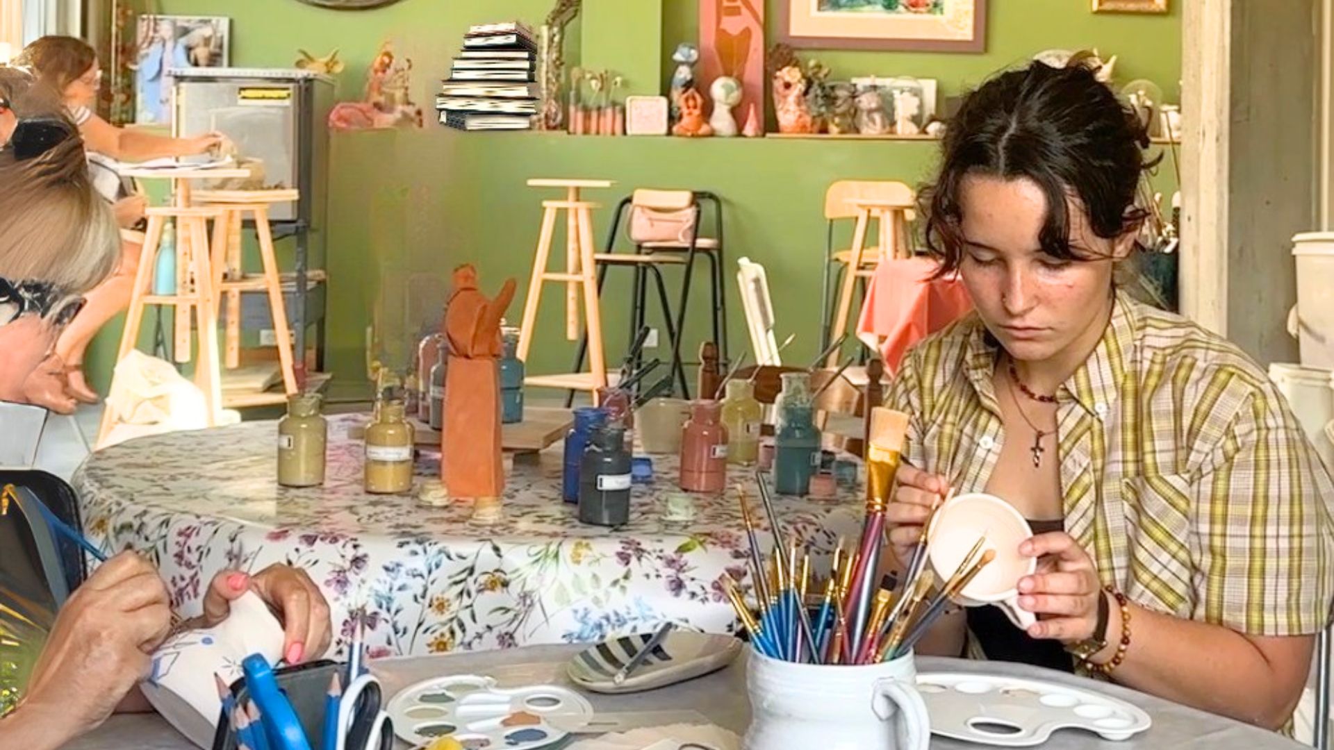 Une jeune feme fait de la peinture sur ceramique