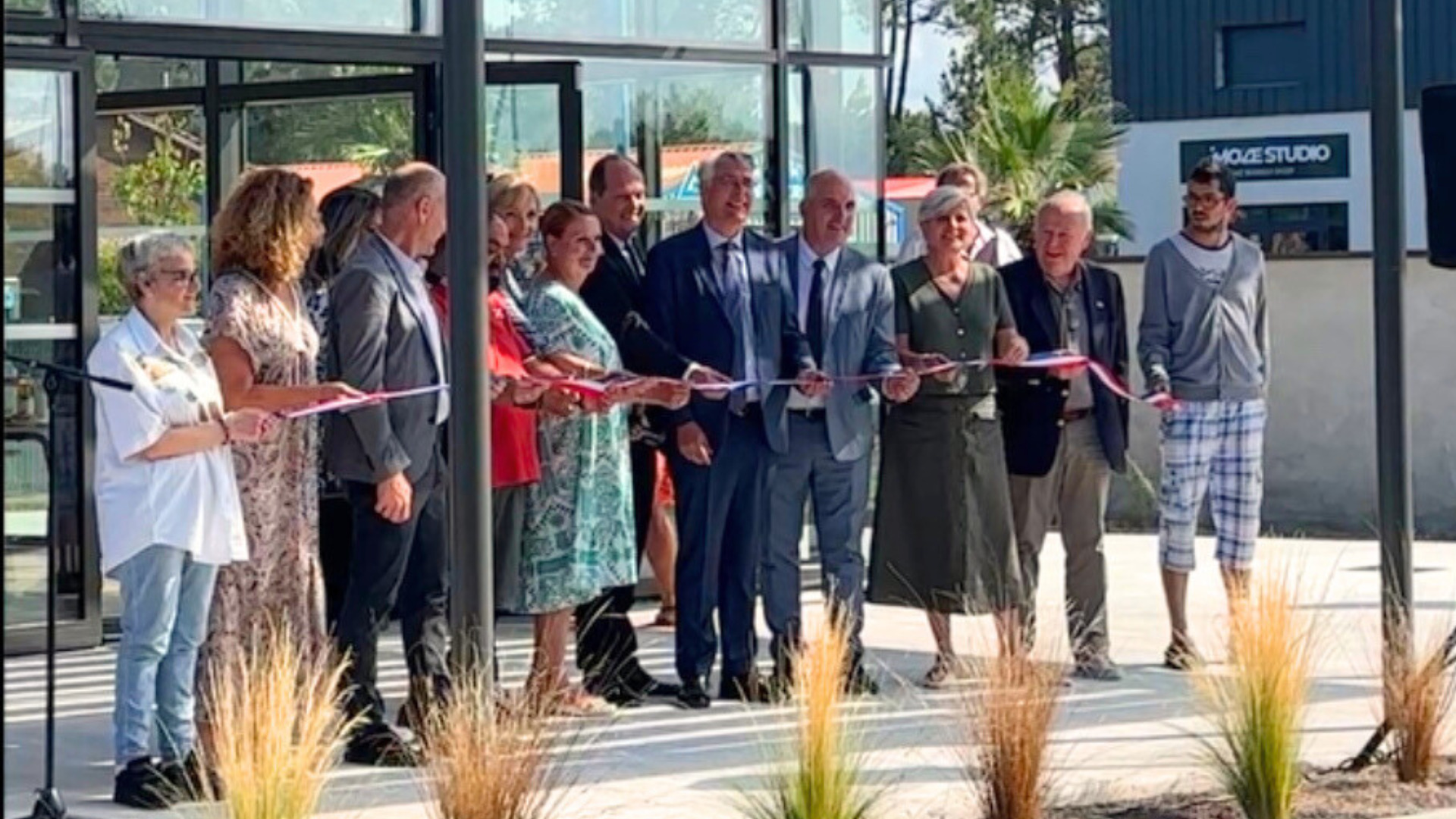 Le moment de coupage de bandeau à la Pépinière d'insertion d'Audenge avec tout les porteurs de projets et les travailleurs.