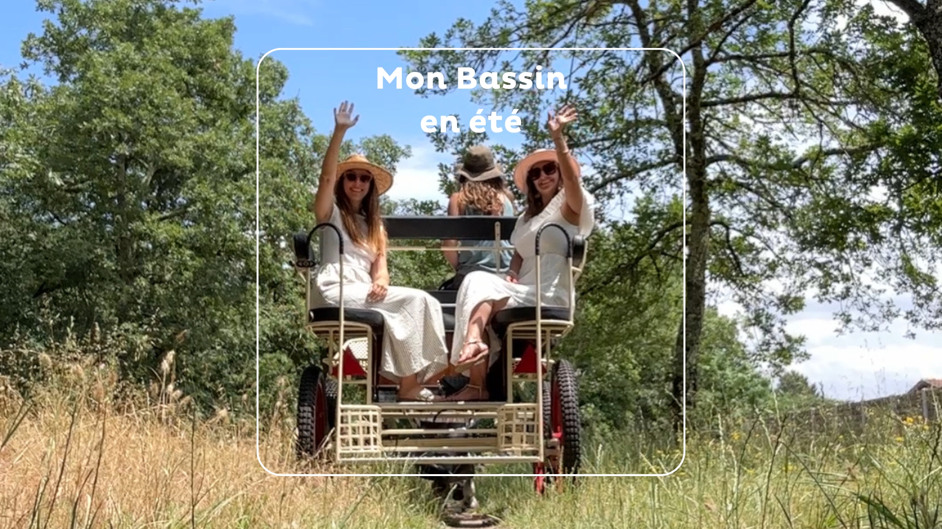 deux jeunes femmes sur une calèche dans la nature