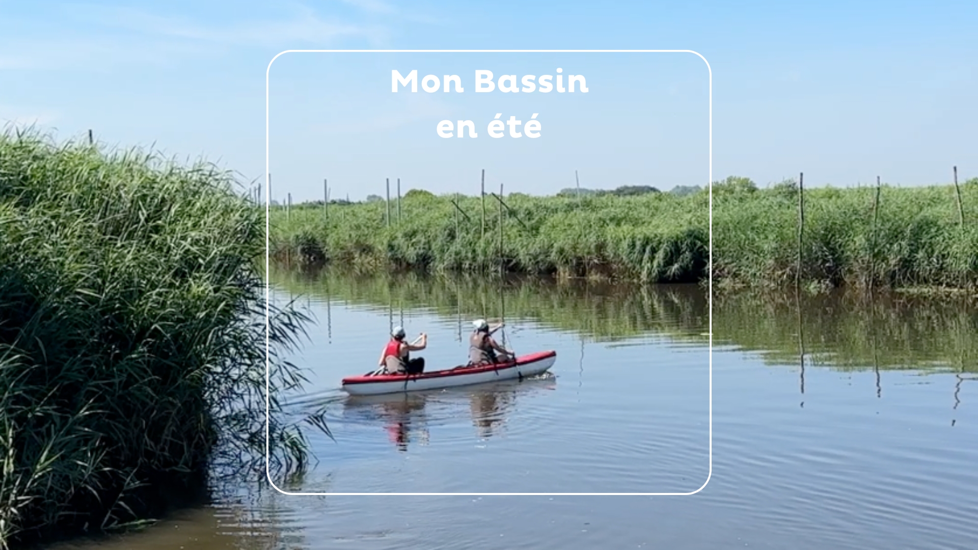 deux femmes sur un canoe rouge au milieu de la leyre