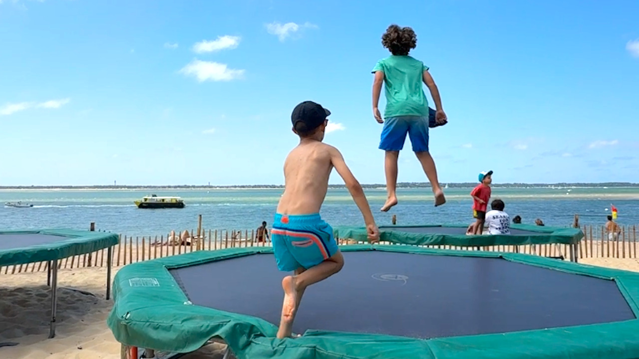 club de plage : enfants sur des trampolines