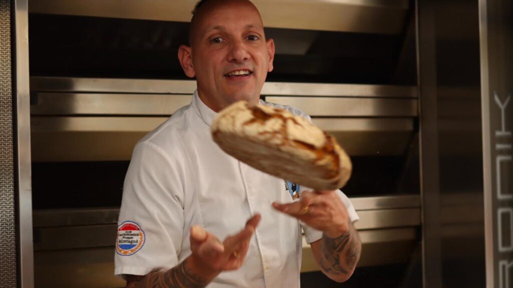 Gaétan Le Bellis, boulanger patissier qui lance un pain