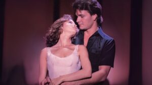 Les acteurs du film dirty dancing : un homme et une femme enlacés.