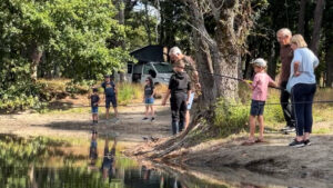 Visite pêche au bouchon Marcheprime - Les enfants en train de pêcher dans le lac de Croix d'Hinx