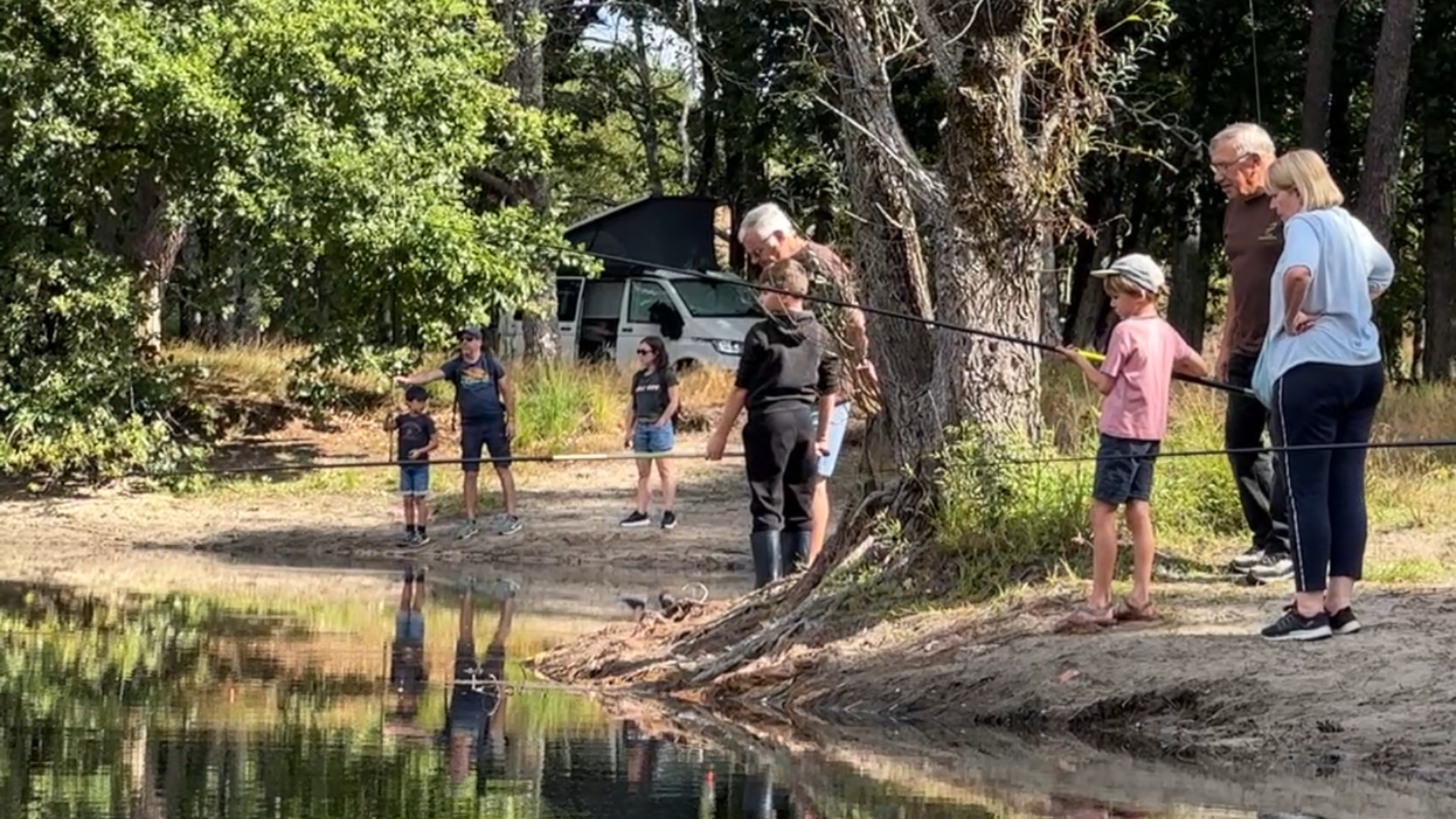 Visite pêche au bouchon Marcheprime - Les enfants en train de pêcher dans le lac de Croix d'Hinx