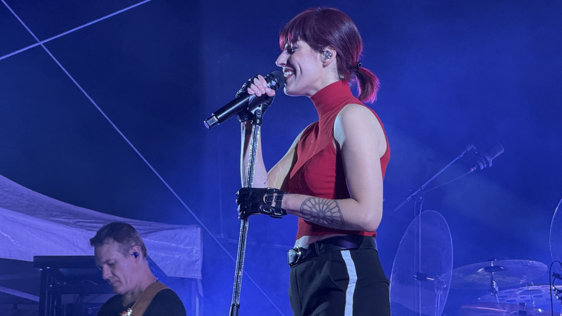 chanteuse du groupe Superbus en concert à gujan