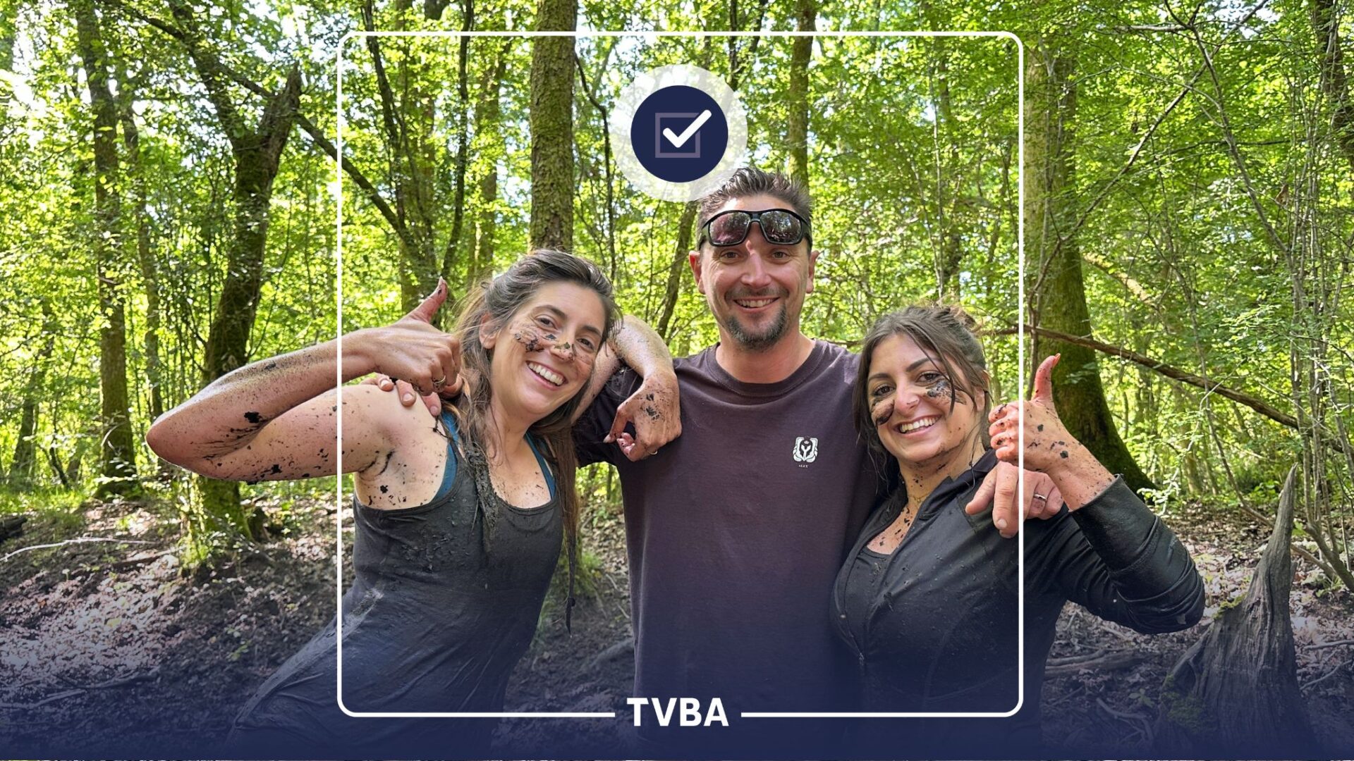 de jeunes femmes pleine de boues avec un coach de bootcamp