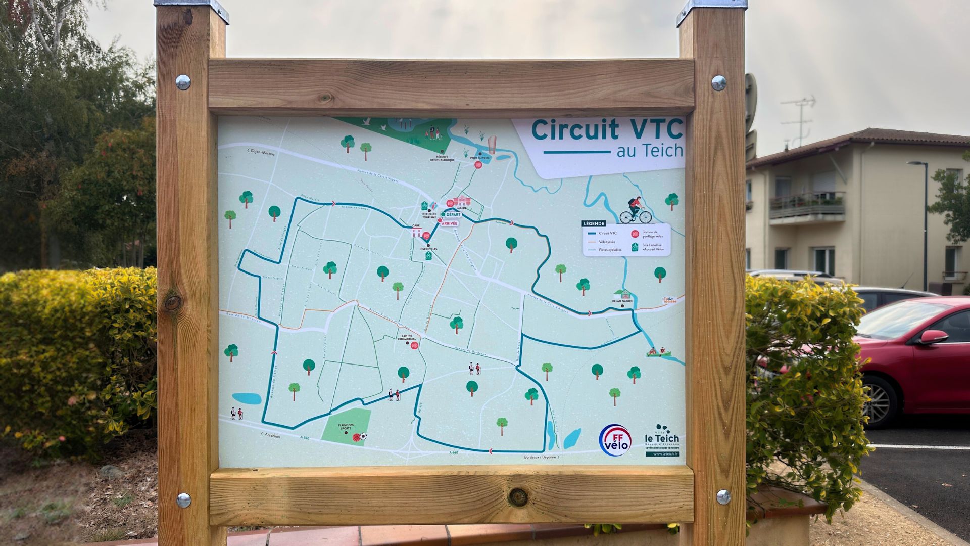 Le panneau du Circuit Vélo tout chemin de 16km de la ville du Teich