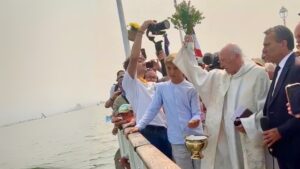 rassemblement surbla jetée d'Arcachon. Un curé bénit les bateaux