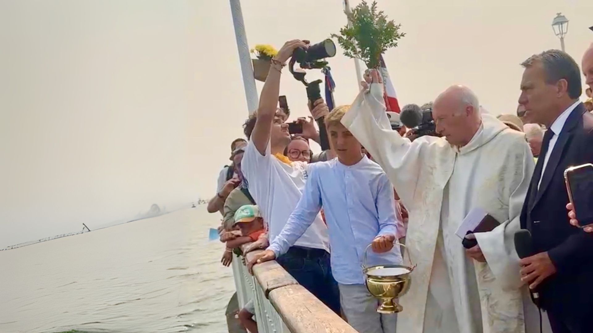 rassemblement surbla jetée d'Arcachon. Un curé bénit les bateaux