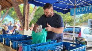 Retour du Marché de Mios à la Hall François Cazis - Un ostréiculteur vendant des huîtres