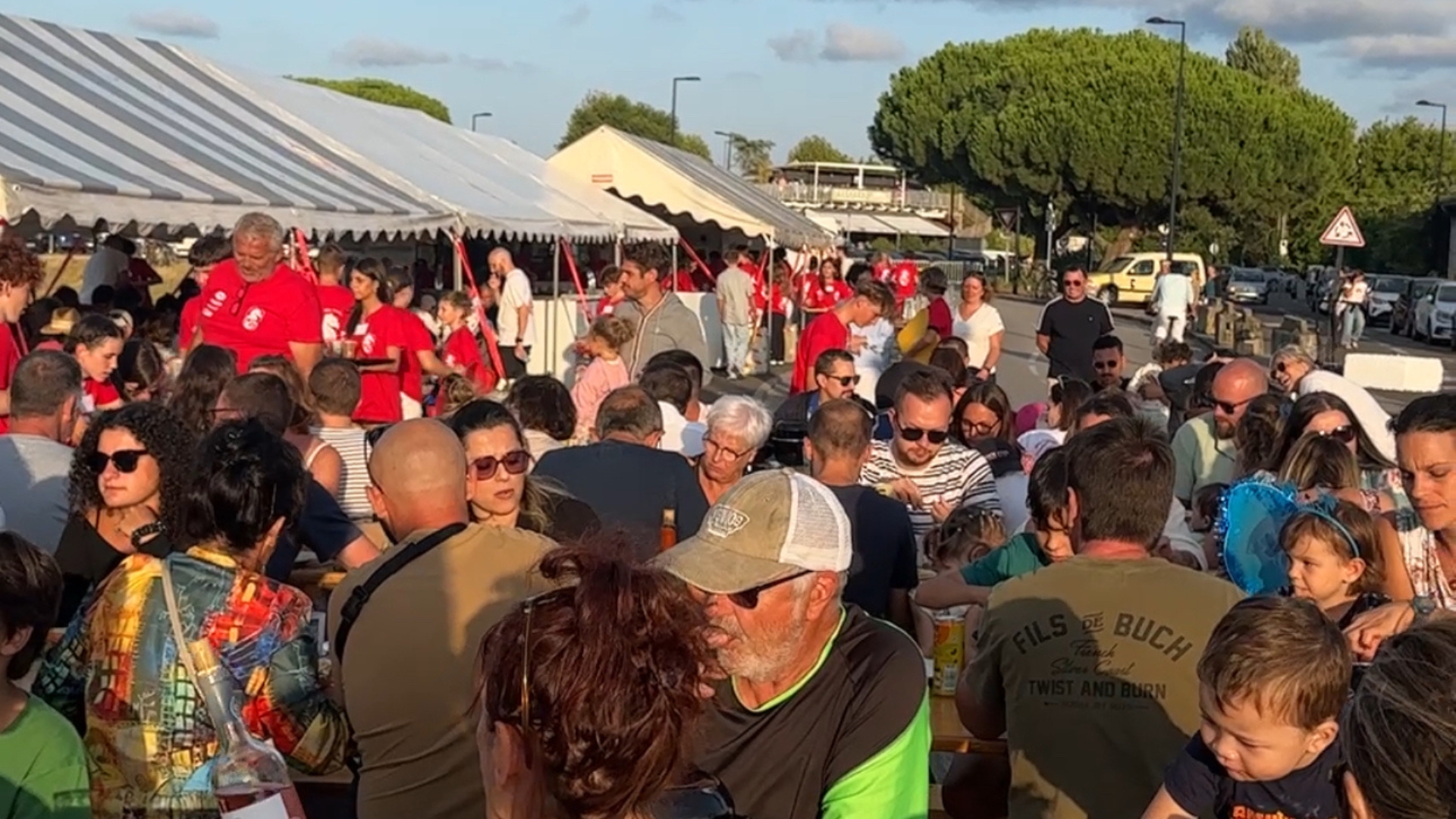 photo de personnes qui mangent aux fêtes de la teste (du port) 2025