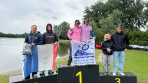 Photo du podium du Championnat du Monde Jeune Catamaran F16 2025. Le titre a été remporté par un jeune du Cercle de voile de Pyla-Sur-Mer