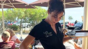 saisonniers: une serveuse en terrasse