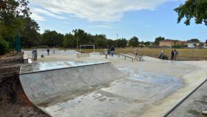 skatepark d'arès avec des personnes en train de s'entraîner