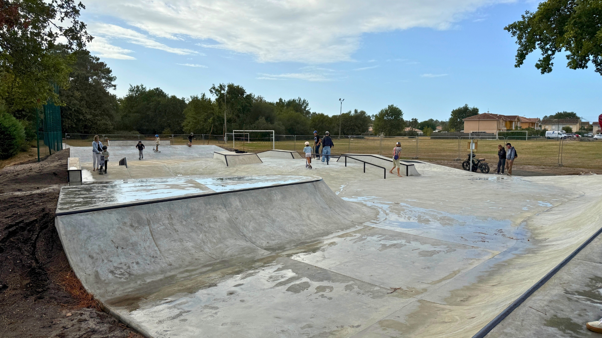 skatepark d'arès avec des personnes en train de s'entraîner