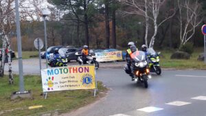 Des motos sur la route. affiche : motothon