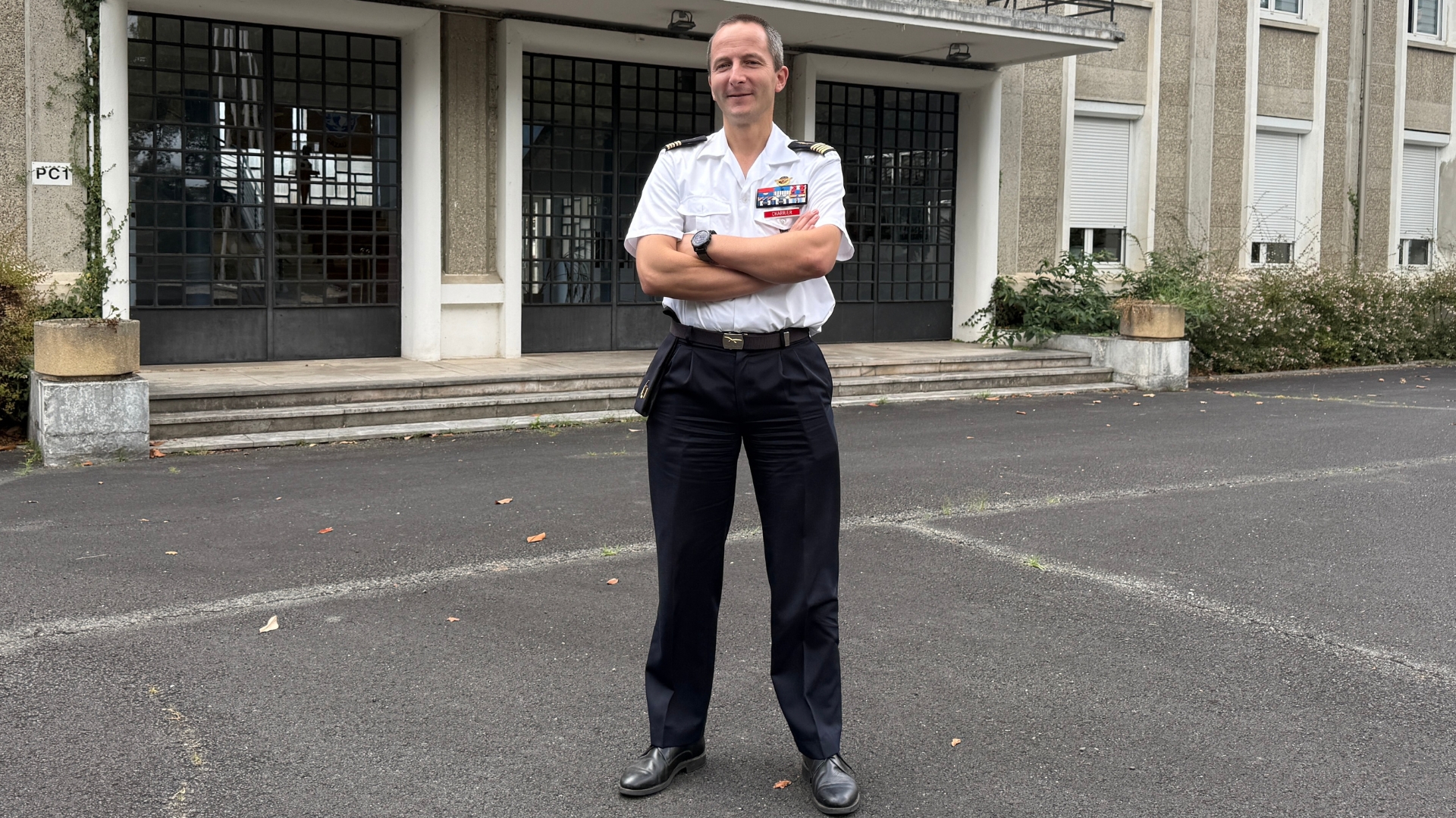 colonel Pierre Charrier, ancien commandant de la base aérienne de cazaux devant le PC base lors du point presse de bilan de son commandement