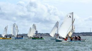 des pinasses à voiles sur le bassin d'arcachon lors de la dernière régate du championnat du monde en septembre 2025