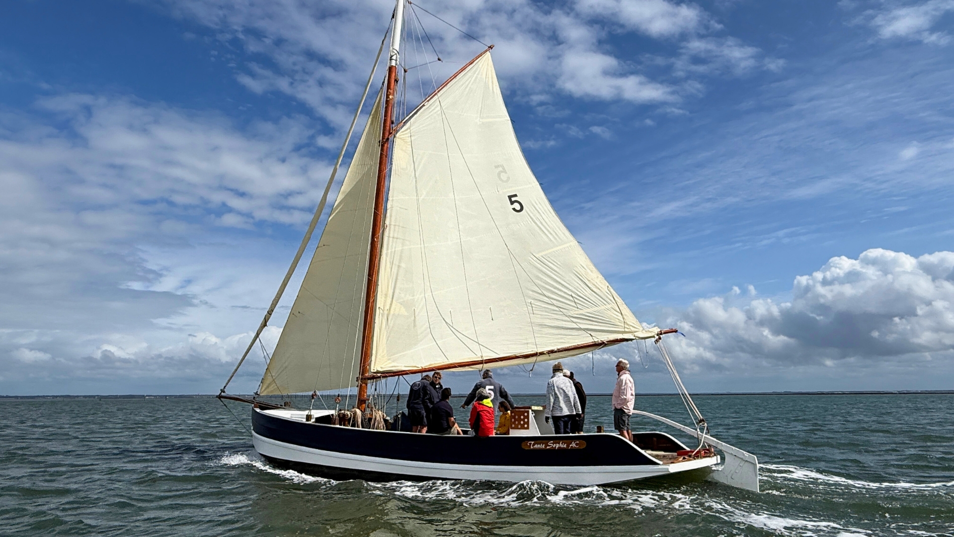 bateau "Tante Sophie" type bac à voile avec des régatiers à bord sur le bassin d'arcachon