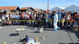 reconstitution d'une scene de crime ave des spectateurs