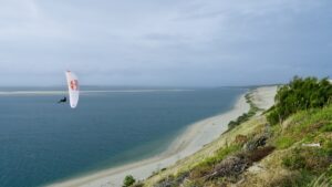Valentin Delluc, homme qui pratique du speedflying au dessus du bassin d'arcachon