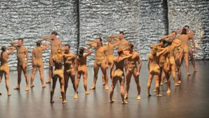 22 danseurs du malandain Ballet Biarritz vêtus de sous-vêtements beiges sur la scène de l'olympia pour l'ouverture du festival Cadences à Arcachon