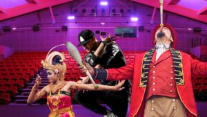 un clown, un danseur de hiphop et une danseuse cambodgienne devant les sièges rouges d'une salle de spectacle