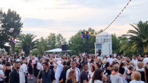 une foule de personnes qui font la fête dans un parc à l'occasion de la soirée au mauresque d'arcachon
