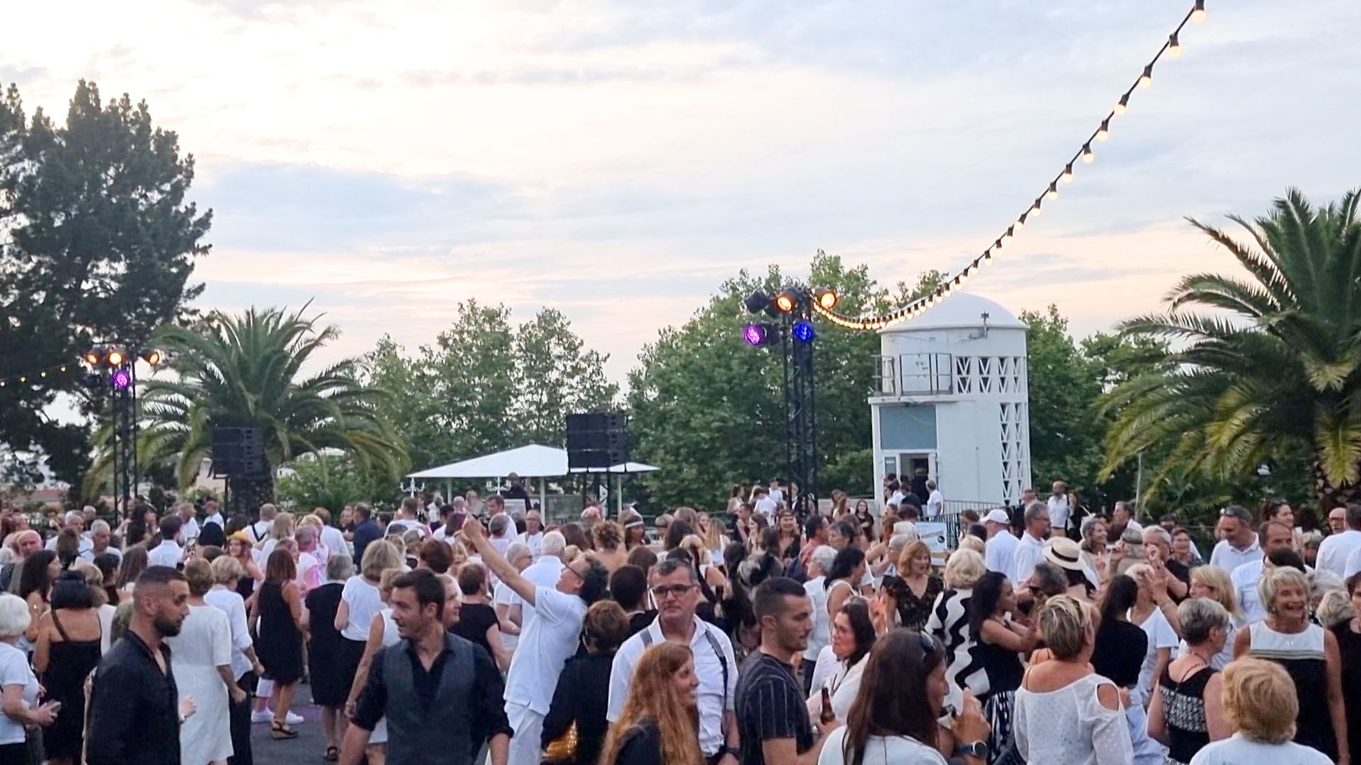 une foule de personnes qui font la fête dans un parc à l'occasion de la soirée au mauresque d'arcachon