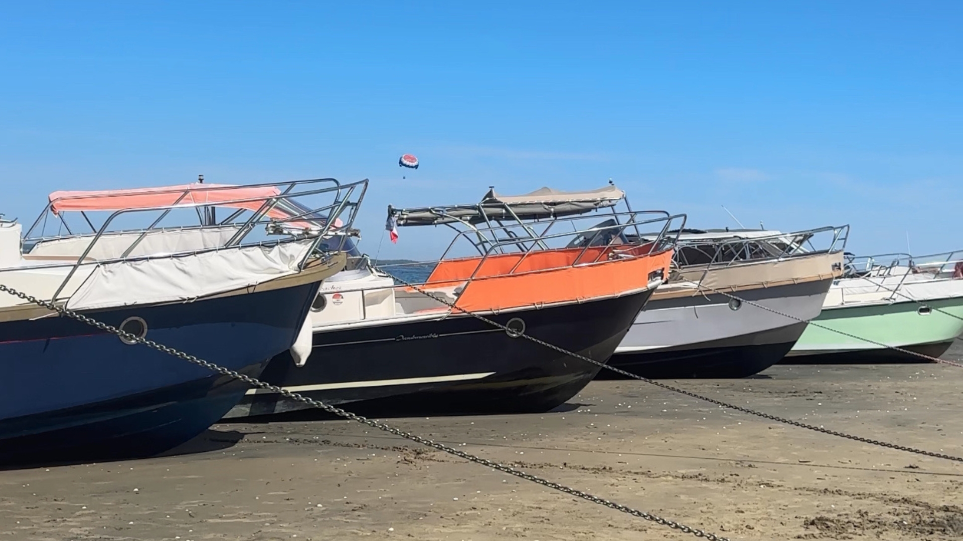 enfilade de bateaux type beacher sur la plage pereire à l'occasion de happy beach