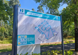 panneaux au milieus arbres avec un plan en gris et bleu