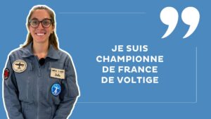 Une jeune femme en tenue de pilote sur fond bleu. Texte : je suis championne de France de Voltige