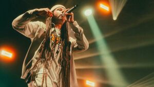 un chanteur reggae sur scène