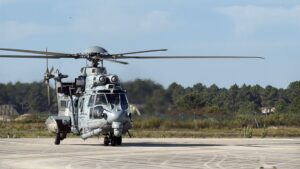 Un hélicoptère militaire sur le tarmac