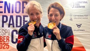aux championnats d'europe de padel : deux femmes habillées en tenues de sport et tenant des médailles d'or entre les dents