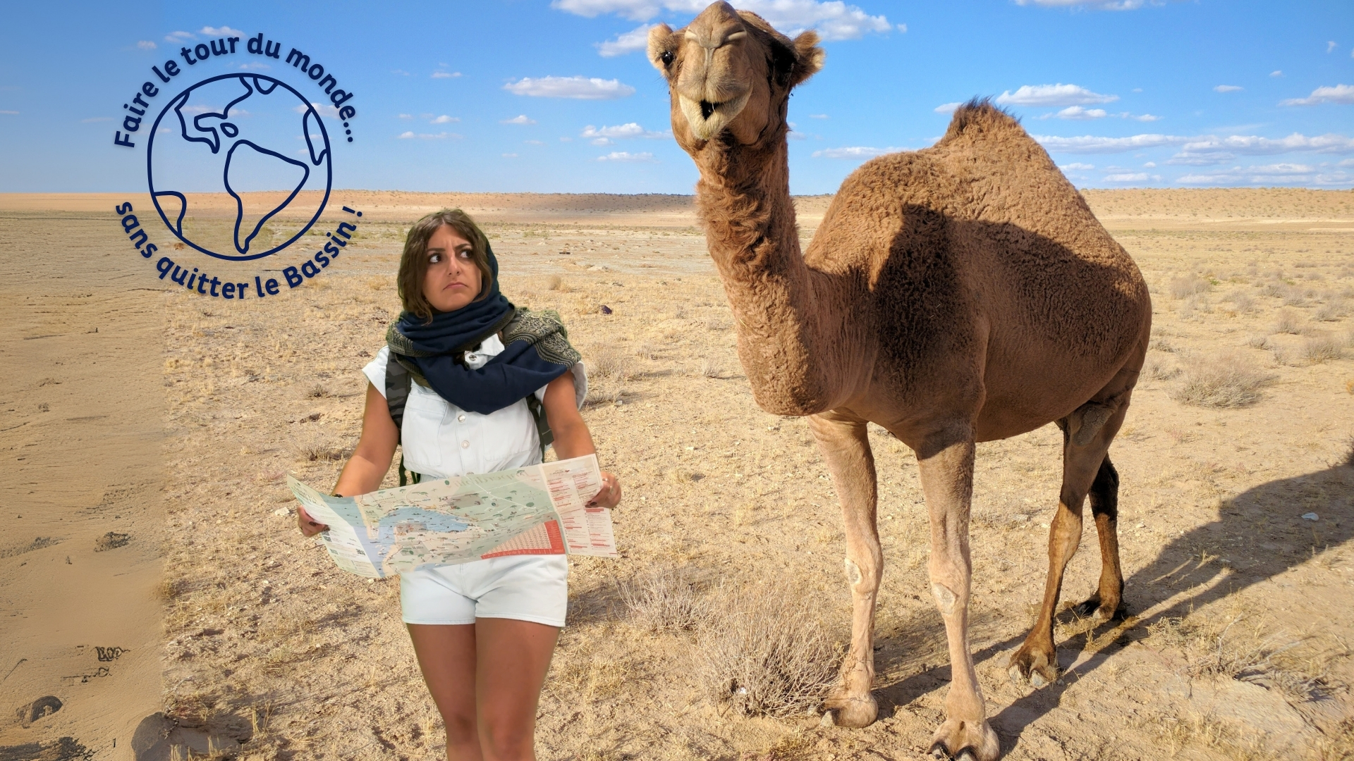 jeune femme qui tient une carte dans les mains avec un dromadaire derrière hier dans un paysage ressemblant au sahara pour faire un parallèle avec la dune du Pilat