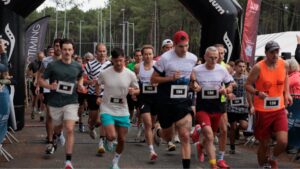 des hommes au départ des Foulées du Bassin, une course caritative à La Teste