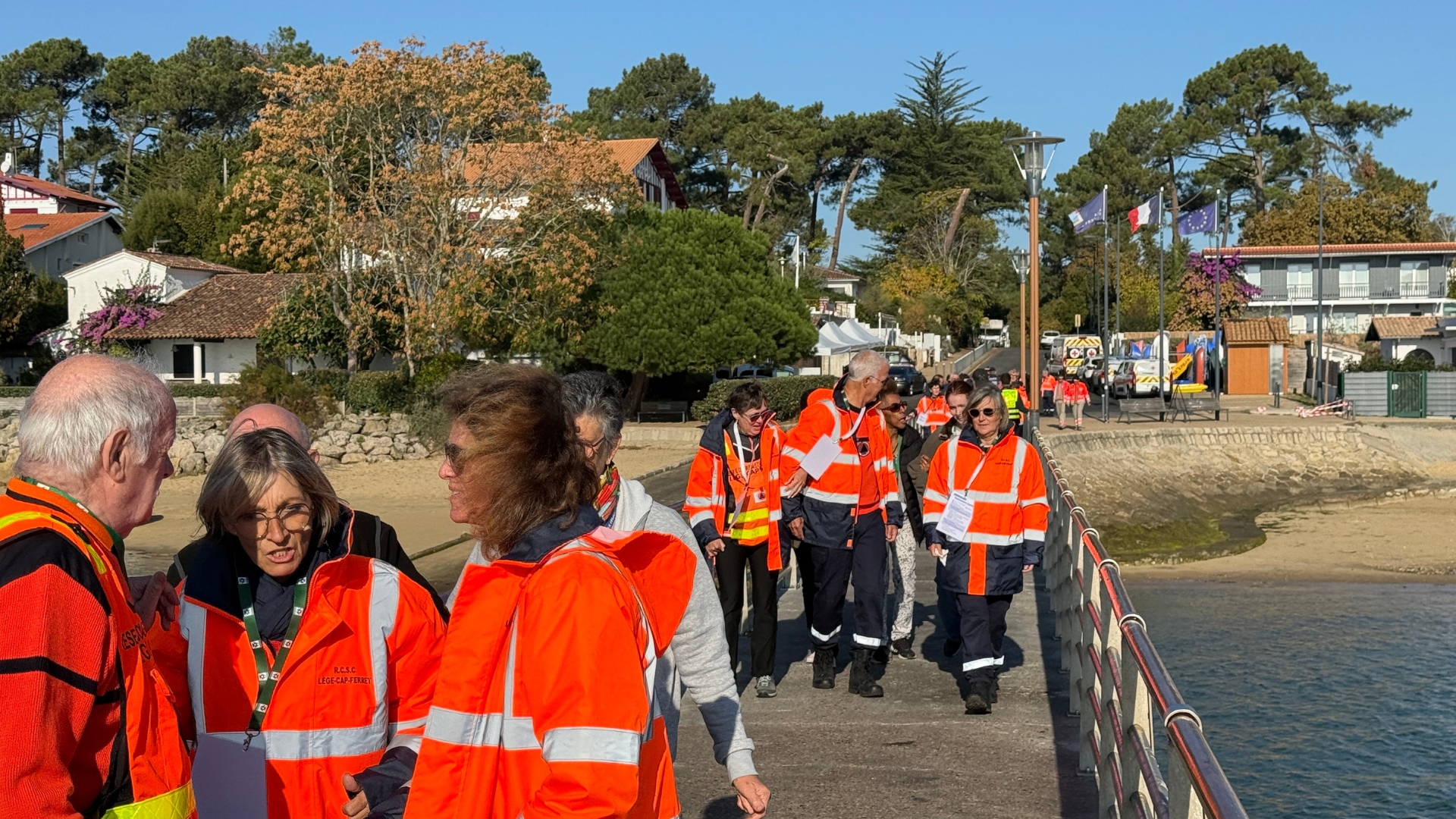 des membres de la réserve civile communale de Lège-Cap Ferret sur le ponton de Grand Piquey lors de l'exercice d'évacuation de la Presqu'île par la mer en cas d'incendie