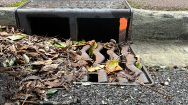 avaloir d'eau de pluie avec des feuilles et de la terre à l'entrée après le passage de la tempête benjamin