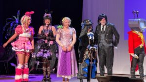 cosplayers sur la scène du palais des congrès d'arcachon pour l'arcachon game show