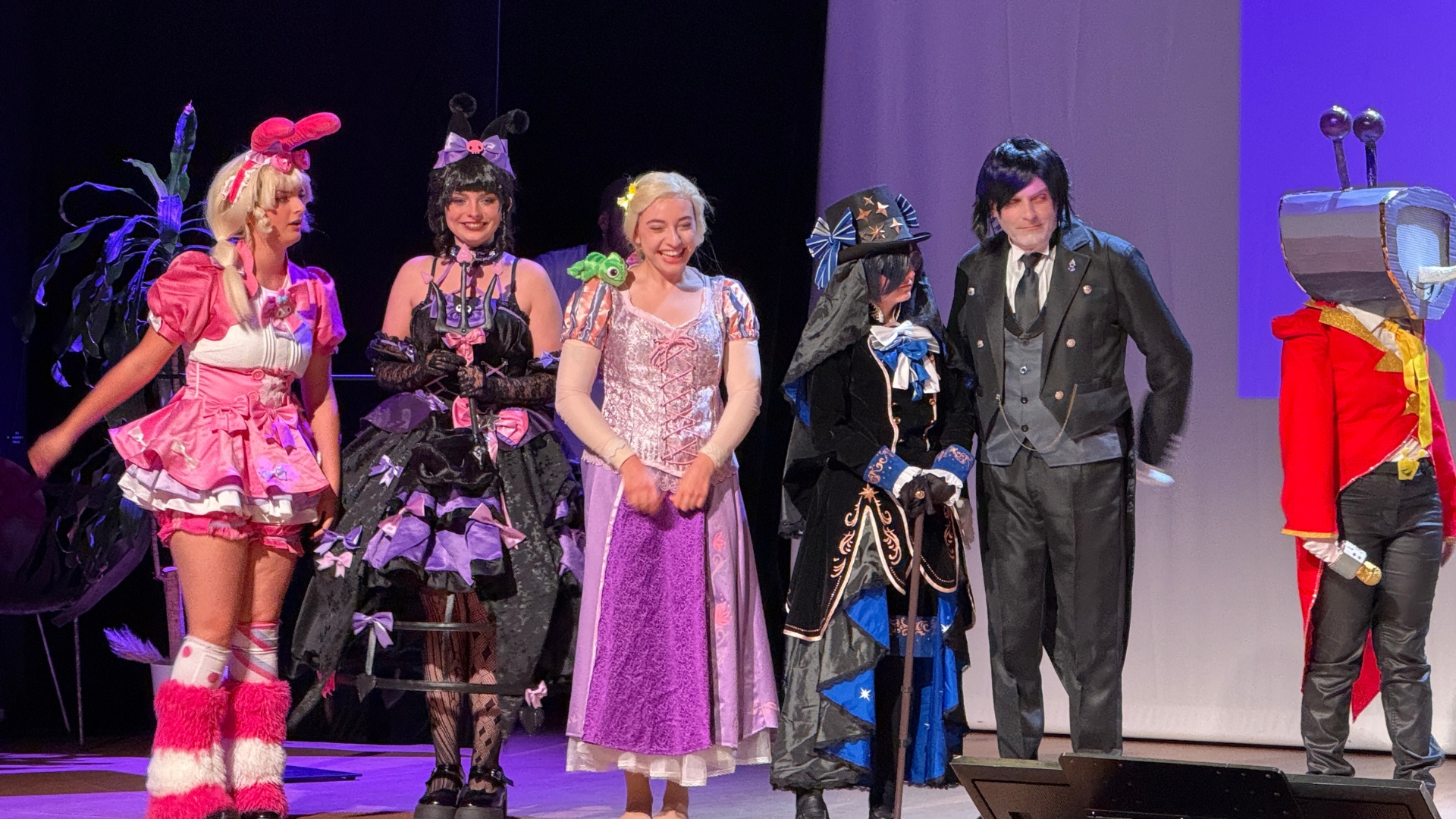 cosplayers sur la scène du palais des congrès d'arcachon pour l'arcachon game show