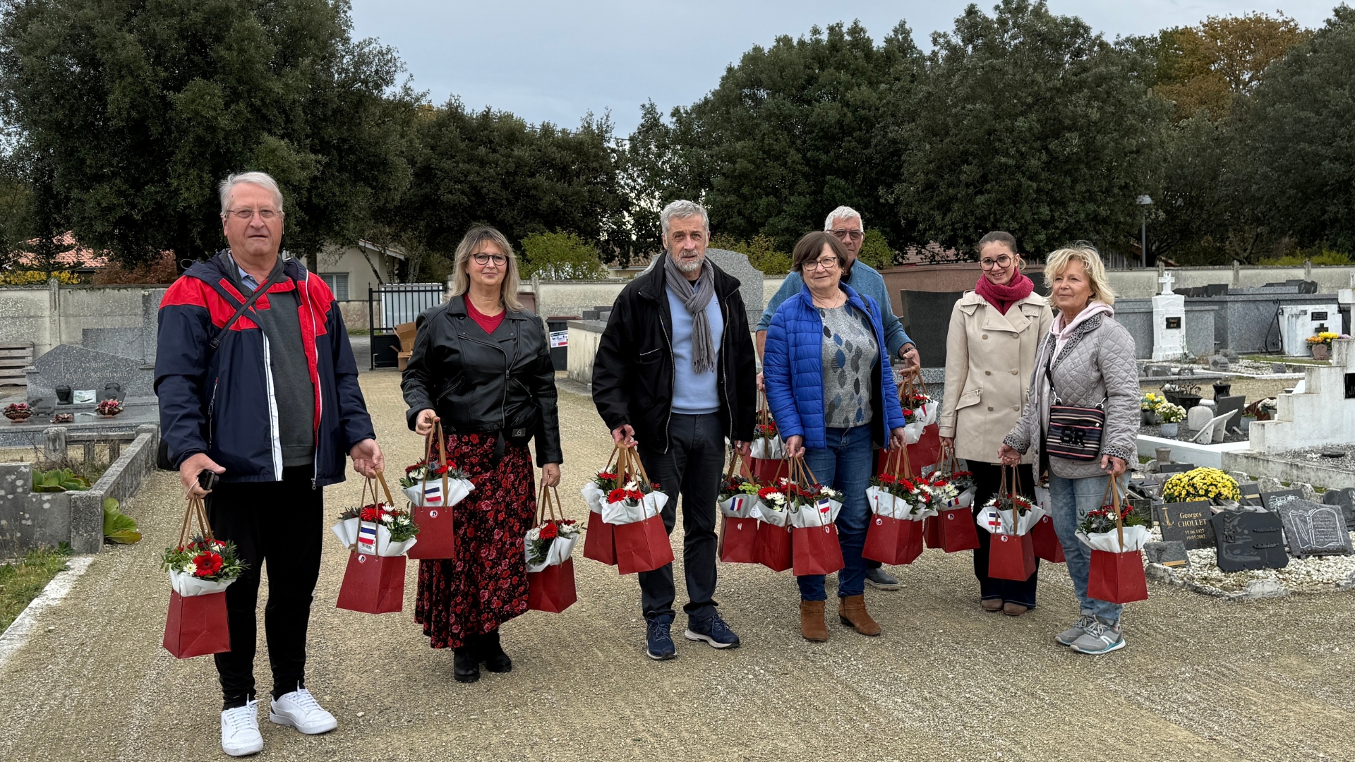 7 bénévoles du SOuvenir Français qui apportent des fleurs au cimetière de Gujan sur les tombes des morts pour la france