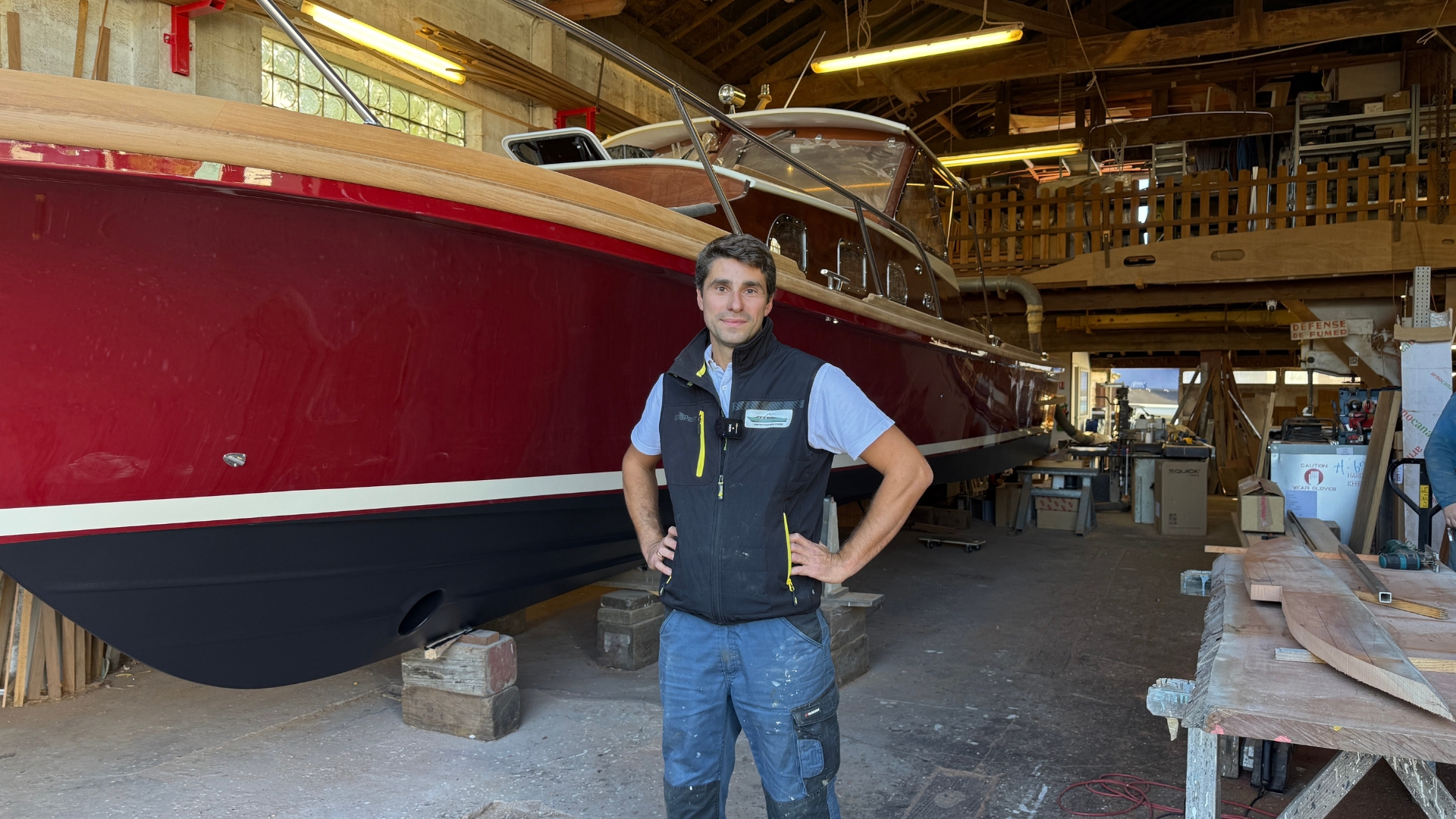 raphael bonnefon, directeur du chantier naval raba à la teste dvant un bateau en construction
