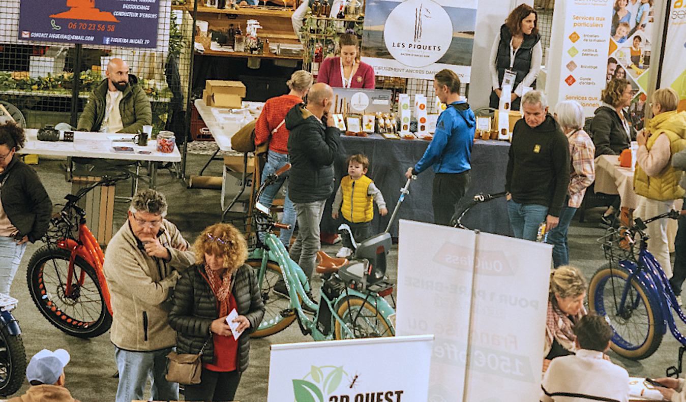 des personnes se promenent dans les allées d'une foire