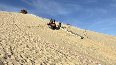 des tractopelles à l'oeuvre sur la dune du Pilat pour enlever les escaliers de la Dune