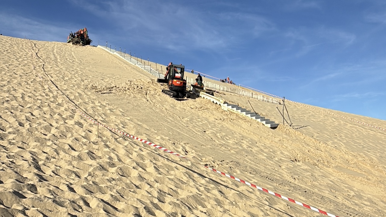 des tractopelles à l'oeuvre sur la dune du Pilat pour enlever les escaliers de la Dune