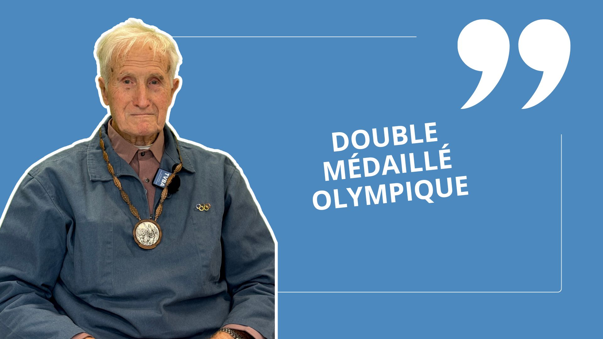 Un homme agé en vareuse bleu sur fnc bleu. Texte : double médaillé olympique"