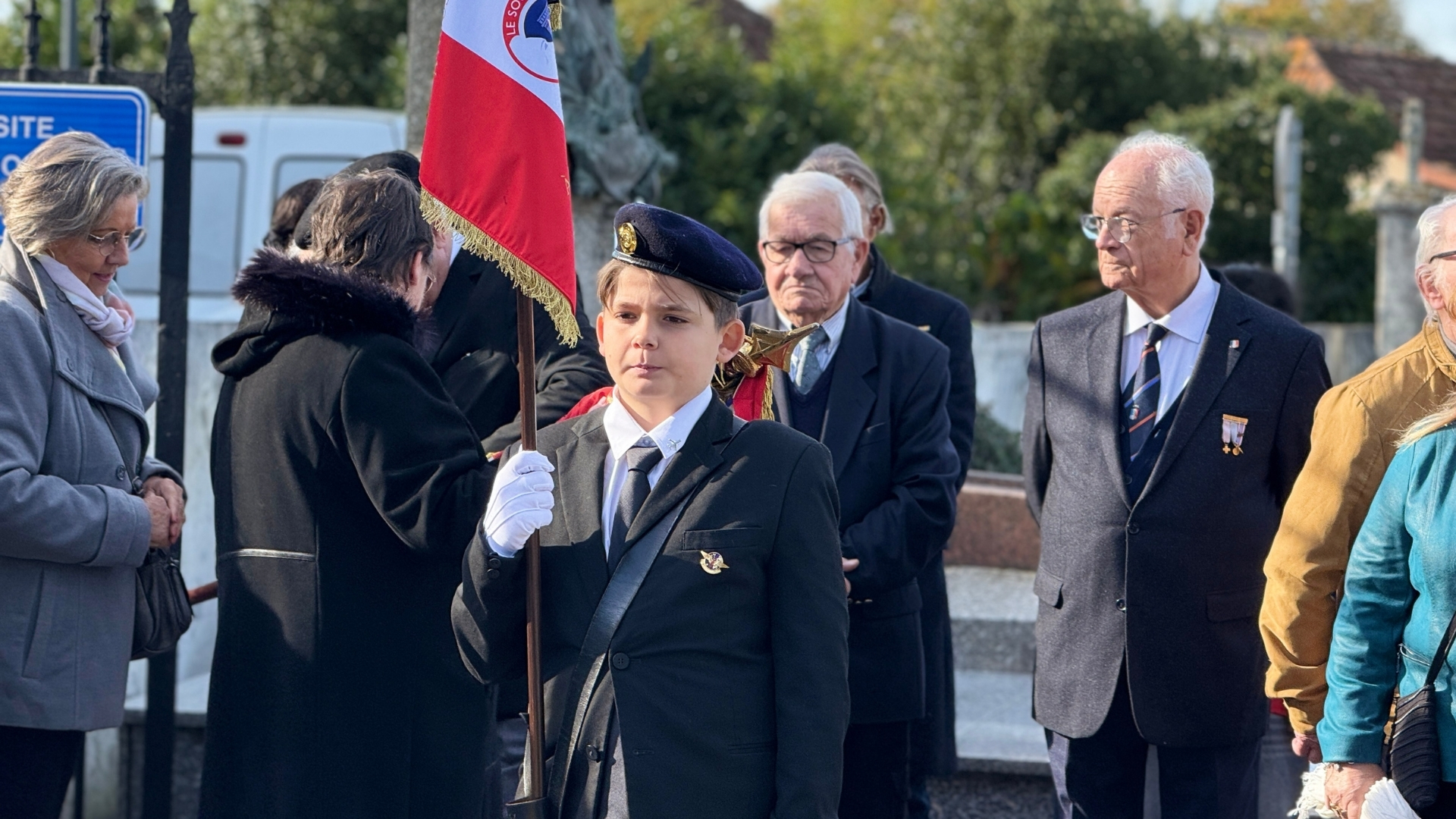 jeune porte-drapeau à la cérémonie du 11 novembre de gujan
